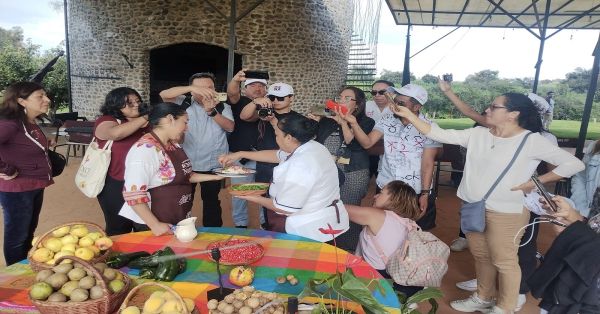Promocionan temporada de Chile en Nogada ante agentes de viajes nacionales