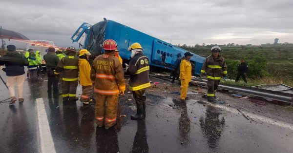 Vuelca autob&uacute;s en la Puebla-Atlixco, descartan lesionados de gravedad