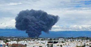 Evacúan a 500 estudiantes de Conalep por incendio en Atzompa