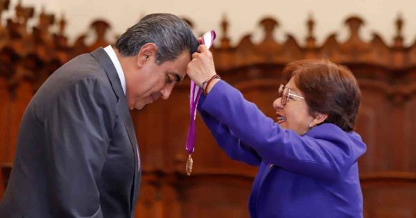 Agradece Sergio Salomón a BUAP por medalla "Melchor Cobarrubias"