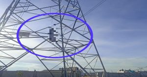 Encuentran a un hombre suspendido de una cuerda en torre de alta tensión