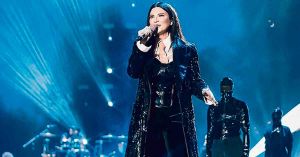 Cae Laura Pausini durante una presentación en Milán