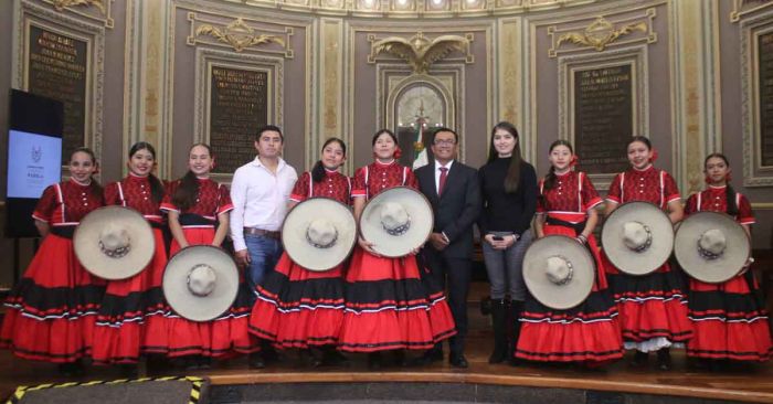 Entrega Congreso del Estado reconocimientos a escaramuzas poblanas