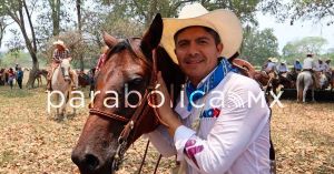 Participa Eduardo Rivera en una cabalgata en Francisco Z. Mena