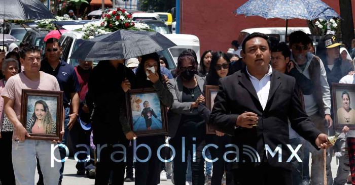 Dan últimos adiós a la familia fallecida tras aparatoso choque en Coronango