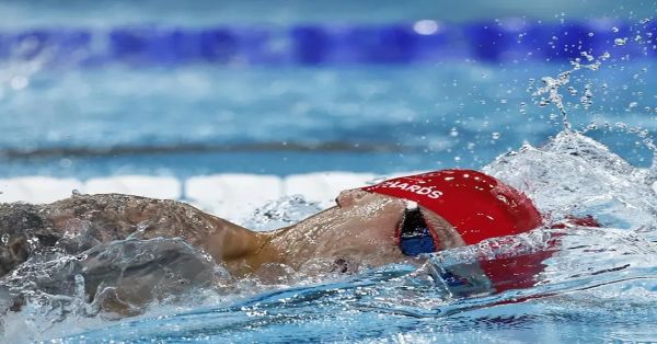 Logra David Popovici subir al podio en 200m estilo libre