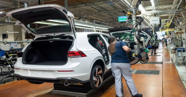 Considera Volkswagen producir el Golf en México