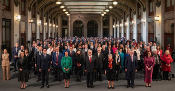 Recibe AMLO a embajadores y cónsules