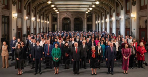 Recibe AMLO a embajadores y cónsules