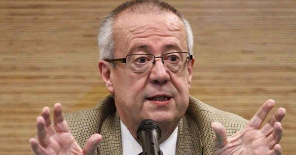 Muere Carlos Urz&uacute;a, extitular de Hacienda