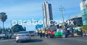 Se manifiestan contra la aseguradora Chubb en la Vía Atlixcáyotl