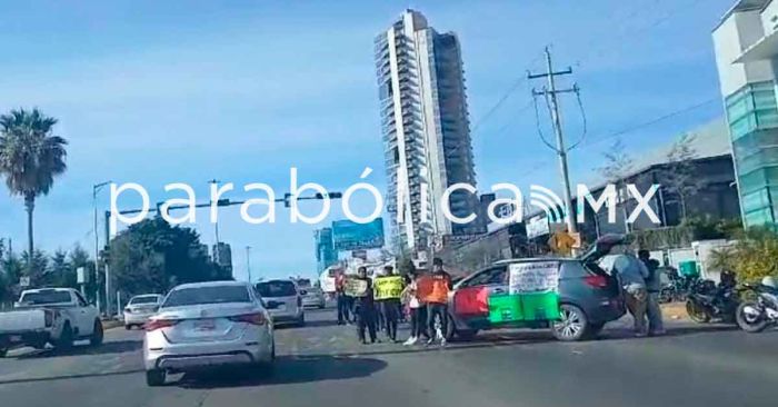 Se manifiestan contra la aseguradora Chubb en la Vía Atlixcáyotl