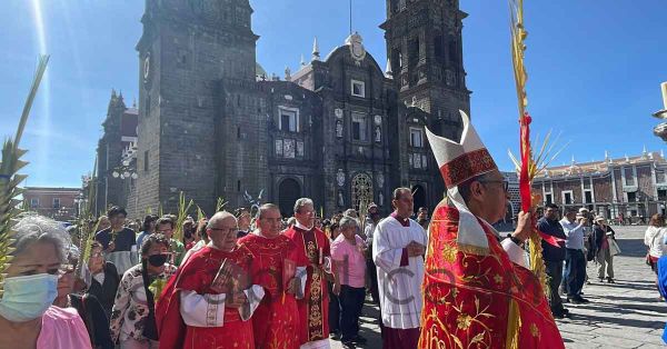 Realizan obispos auxiliares Procesión del Domingo de Ramos