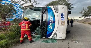 Deja 17 lesionados volcadura de autobús en la México-Puebla
