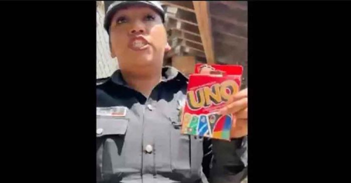 Detienen a dos j&oacute;venes por jugar &ldquo;UNO&rdquo; en calles de Toluca