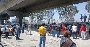 Choca tráiler contra muro de la autopista Puebla-México; muere el chofer