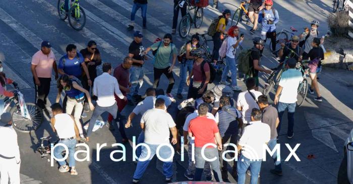 Acaba a golpes cierre de la Atlixc&aacute;yotl por estudiante atropellada