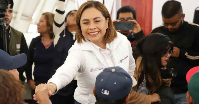 Entrega Gaby Bonilla pr&oacute;tesis a personas con discapacidad