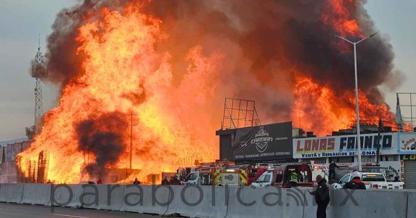 Arde bodega frente a la Central de Abasto de Puebla