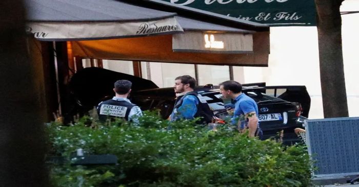 Embiste auto la terraza de un restaurante en Par&iacute;s; hay un muerto y seis heridos