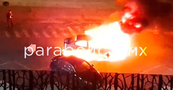 Incendian un vehículo frente al C5 de Cuautlancingo