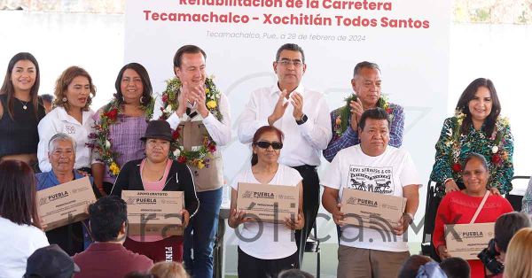 Entrega Sergio Salomón carretera Tecamachalco- Xochitlán Todos Santos