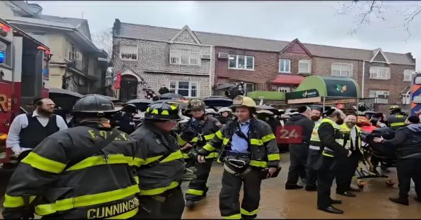 Se derrumba edificio en el barrio judío de Nueva York