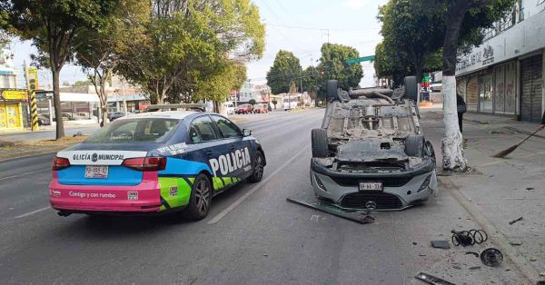 Vuelca vehículo en Bulevar Norte