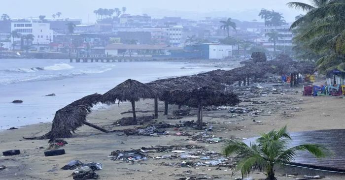 Toca tierra 'John' en Michoac&aacute;n; hay m&aacute;xima alerta