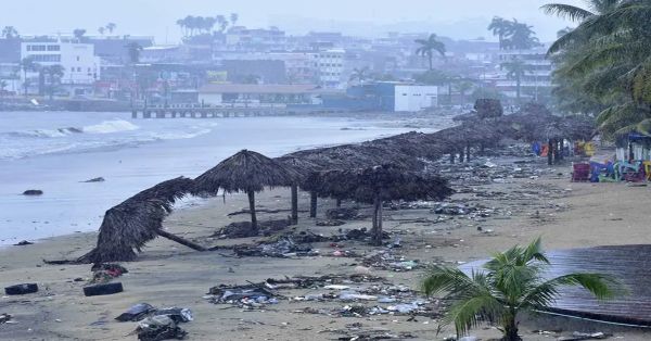 Toca tierra 'John' en Michoacán; hay máxima alerta