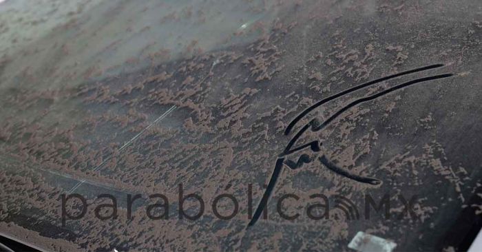 Cae ceniza en 12 municipios; atienden a un poblano por rinitis