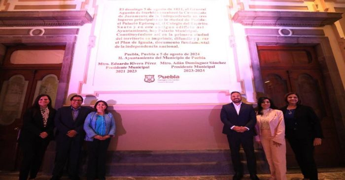 Develan texto histórico en el Ayuntamiento de Puebla