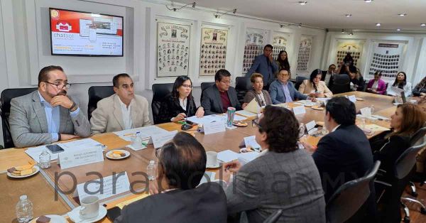 Rinde cuentas el secretario de Administración ante diputados locales
