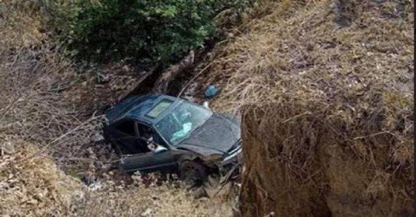 Cae automóvil al fondo de un barranco en Acajete
