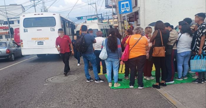 Hay 20 pasajeros lesionados por choque entre una pipa y transporte público