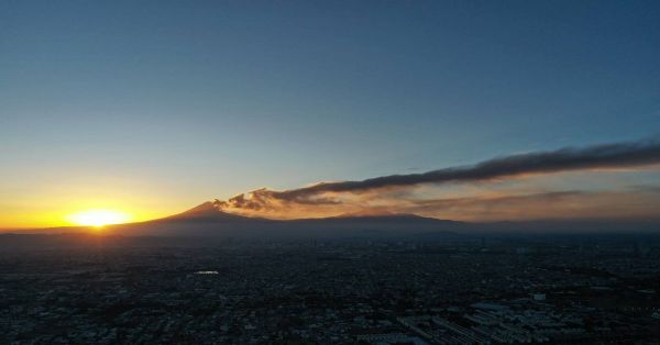 Reportan caída de ceniza en 16 municipios de Puebla