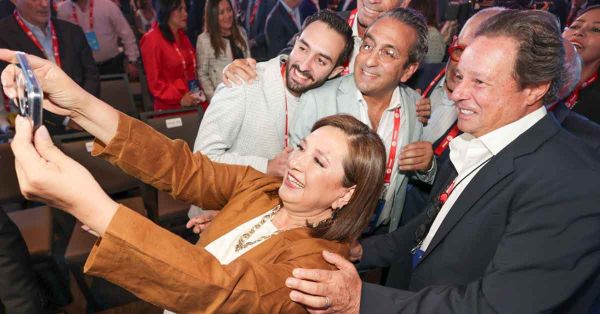 Pide Xóchitl Gálvez a AMLO dejar bandera durante marcha de "marea rosa"