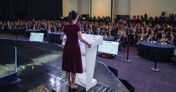 Llama Sheinbaum a consejeros de BBVA a potenciar el desarrollo del pa&iacute;s