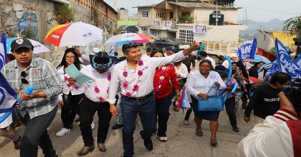 Brindará Lalo Rivera mejores caminos a Quimixtlán