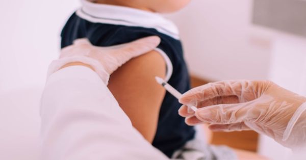 Inicia campaña de vacunación contra influenza, covid y neumococo