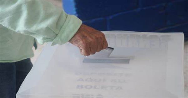 Pide AMLO al INE explicar 'borrado' de mexicanos para voto extranjero