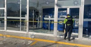 Dan cristalazo a Banamex de la 24 Sur