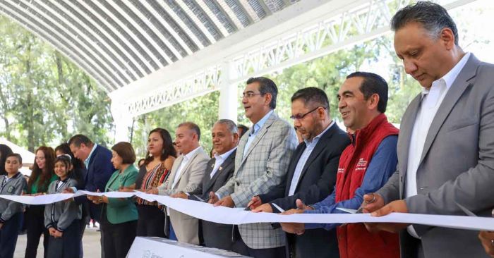 Entrega Sergio Salomón techados en escuelas de la capital
