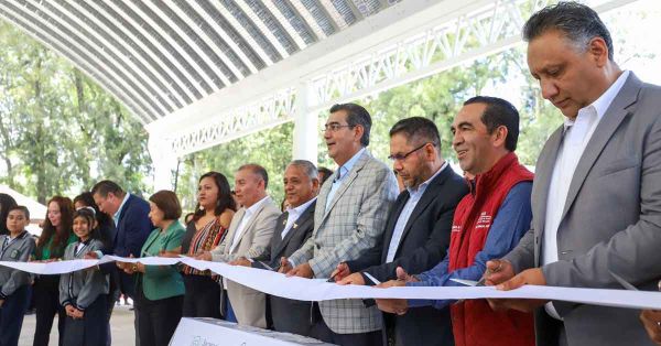 Entrega Sergio Salomón techados en escuelas de la capital