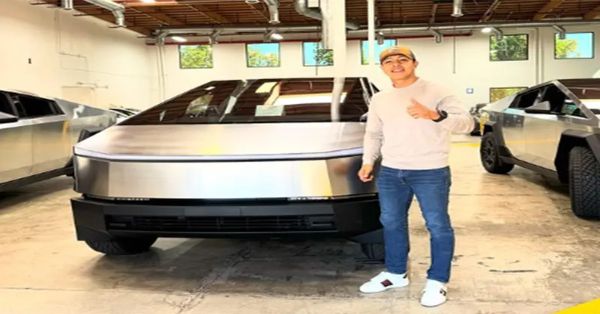 Presume Jaime Munguía auto nuevo