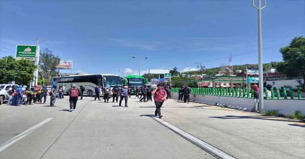 Bloquean normalistas Ayotzinapa Autopista del Sol toman camiones