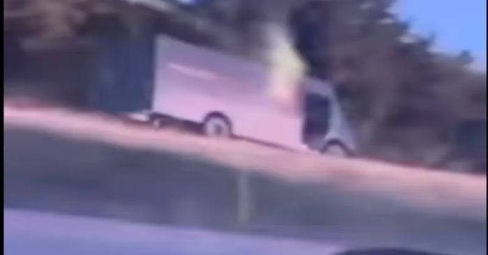 Iba a entregar unos paquetes en Texas, se desmaya y choca