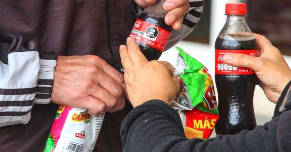 Confirma Sheinbaum prohibición a comida chatarra en escuelas