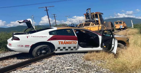 Arrastra el tren a una patrulla con todo y 'polis' en Tamaulipas