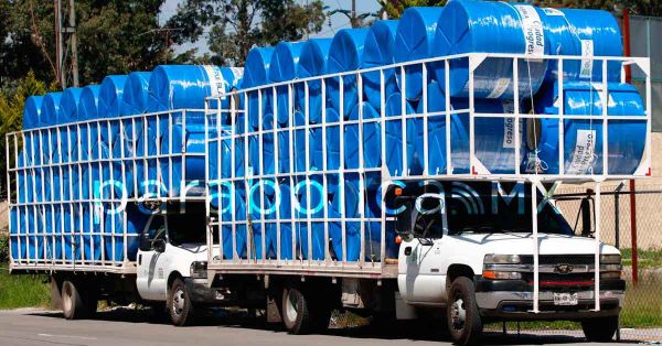 Reviven panistas entrega de tinacos azules del morenovallismo